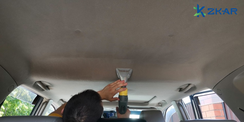 Vệ sinh trần nỉ xe hơi tại nhà đơn giản